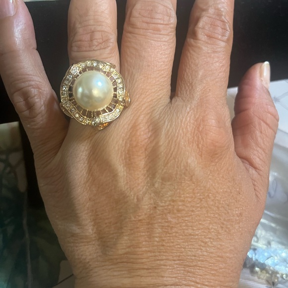 Lustrous‎ Gold Pearl Ring - Picture 3 of 3